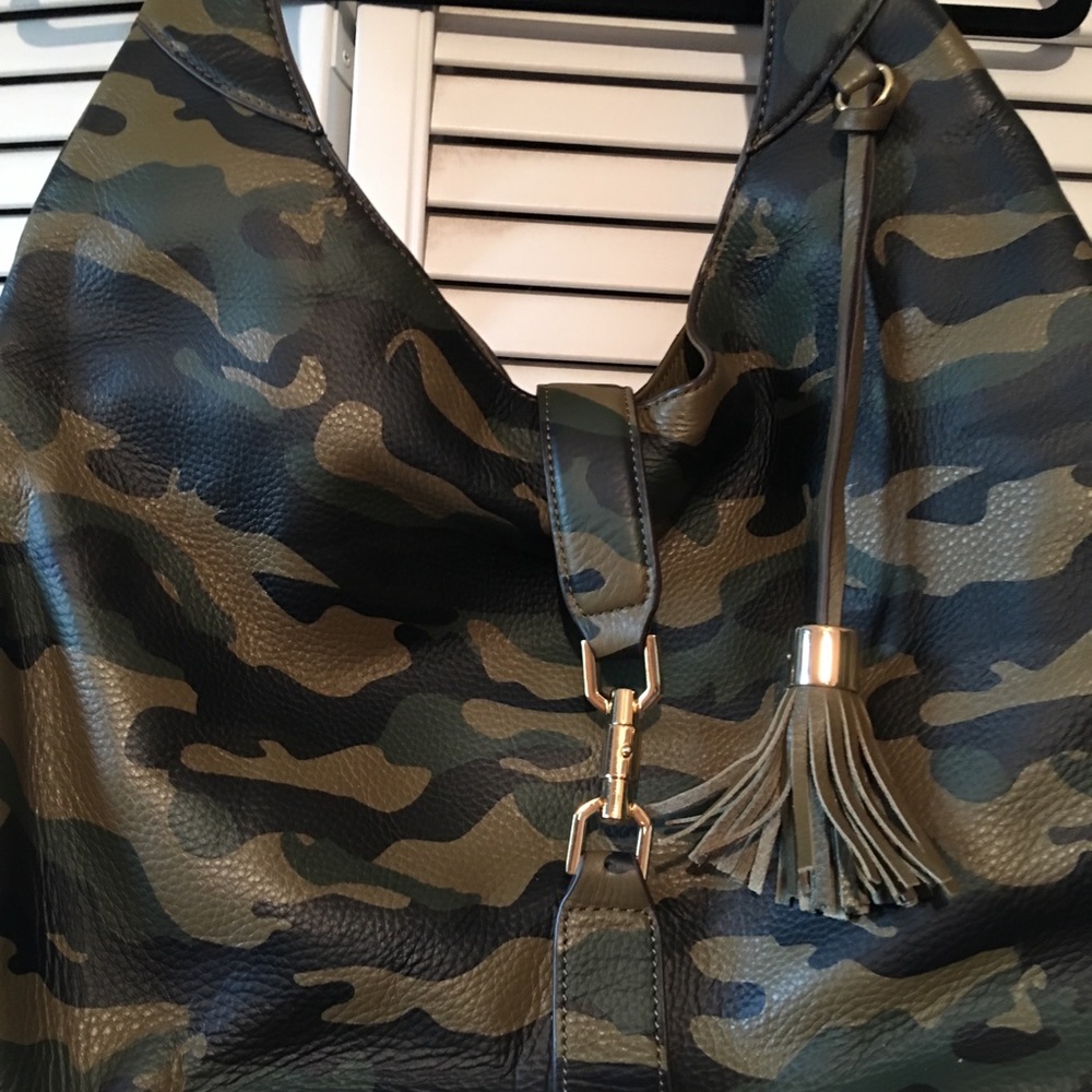 GILI camo hobo